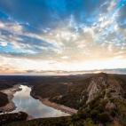 No sólo se debe viajar en verano. Hacerlo en otoño es un auténtico lujo: los viajes son más baratos, los sitios no están abarrotados y, en el caso de Monfragüe, el paisaje se tiñe de un color único. Si quieres huir de la bulliciosa ciuda...