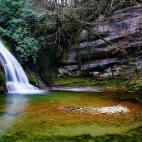 Vale, es cierto que hacer una escapada romántica a París o Roma tiene mucho glamour pero... ¿Te has dado cuenta de que hay miles de rincones preciosos a tiro de piedra? Burgos tiene un montón de maravillas naturales y una de ellas es esta ca...