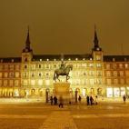 No hay nada más tradicional en el diciembre madrileño que tomarte un bocata de calamares en la Plaza Mayor... o un relaxing cup of café con leche. Además, el alumbrado navideño ya está encendido desde el pasado jueves, así que razón de m...
