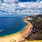 No, no nos hemos vuelto locos. Darte un baño en diciembre en España es posible, sólo tienes que coger un avión y volar al paraíso canario. Está claro que el agua no estará tan perfecta como en verano, pero desde luego no cogerás una pulm...