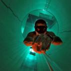 El italiano Umberto Pelizzari, durante el curso de apnea en la piscina "Y-40 Deep Joy" en Montegrotto, al noreste de Italia. La piscina está construida sobre unas fuentes termales y su agua mantiene una temperatura de 32º todo el año. Con una...