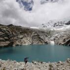 Una vista general del lago Laguna 513, en el Parque Nacional Huascarán de Perú.