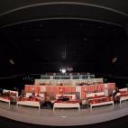 Los espectadores esperan a que empiece la película en el cine Kinostar De Lux Multiplex de Khimki, Moscú. IKEA ha remplazado los asientos por camas de matrimonio.