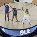 Mas aí, apesar da animação do trio de estrelas - Claudinha, J.Lo e Pitbull -, o playback deixou a desejar.