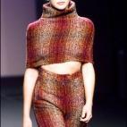 Sea en forma de capa, de chaqueta o de abrigo, Murt sabía cómo jugar con el punto y dotarlo de calidad y ligereza. En la imagen, en la pasarela Cibeles en febrero de 2001.