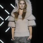 Uno de los trabajos fundamentales de Murt con el punto ha sido trabajar con los volúmenes. Mangas, faldas, capuchas, pantalones... han sabido conjugar la sencillez del punto con la fuerza de los volúmenes. En la imagen, en la pasarela Cibeles...