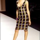 Uno de los estampados fundamentales de la firma a lo largo de las colecciones. O lisos o cuadros, es lo más habitual en sus colecciones. En la imagen, en la pasarela Cibeles en febrero de 2001.