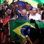 El expresidente brasileño Luiz Inácio Lula da Silva pronuncia un discurso tras su triunfo en la segunda vuelta de las elecciones, en Sao Paulo (Brasil).