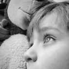 Necesitaría al menos una docena de fotos para explicarlo. Significa leer un libro con 3 años a pesar de que nadie le ha enseñado. Llorar porque con el sol le duelen los ojos o porque sus hermanos hacen mucho ruido. Significa reír. Abrazar. M...