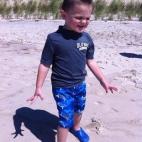 Autismo es celebrar los logros que otros ignoran; hasta cosas tan simples como pisar la arena.