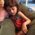 Autismo significa que ella a veces quiere un gran abrazo (no sólo de su mamá). Autismo significa entender todas sus pistas no verbales y nunca tomarse las cosas de forma muy personal.