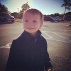 Para nosotros, autismo significa no dar por hecho que los niños autistas son infelices o están despegados de su familia. Drew es el chico más dulce, más amable y más cariñoso. En nuestra vida, autismo significa quedarnos parados en todas l...