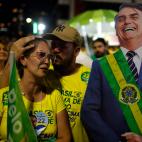 Una mujer simpatizante de Bolsonaro lamenta los resultados electorales al lado de un cartel a tamaño real del mandatario.