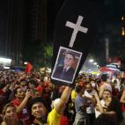 En los festejos por la victoria de Lula se han visto carteles como este, que anuncian el 'fallecimiento' político de Jair Bolsonaro.