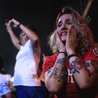 Una mujer, visiblemente emocionada durante el recuento de votos de la segunda vuelta de las elecciones brasileñas.