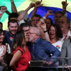 El expresidente brasileño Luiz Inácio Lula da Silva besa a su esposa Janja tras su triunfo en la segunda vuelta de las elecciones, en Sao Paulo (Brasil).