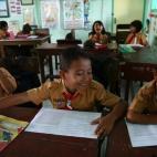 El estudiante indonesio Wahyu (centro), de 8 años, durante una clase. La foto es del 31 de mayo de 2013.