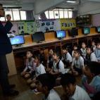 Chamaya Pamutito, de 7 años, escucha a un profesor en la sala de ordenadores de su escuela de Bangkok, en junio de 2013.