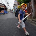 El estudiante de primaria Seishi Nishida, de seis años, camina hacia su colegio en Tokio, el 11 de junio de 2013.