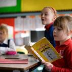 Frances McMillan (a la derecha) lee un libro en clase, el 17 de junio de 2013.
