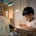 Wei Hanqi, 9 años, hace sus deberes en su casa de Pekín, el 19 de junio de 2013.