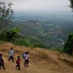 Gari Camayo Pito (segundo a la izquierda), de 12 años, un niño indígena de la etnia colombiana Nasa, y su hermana (derecha) van junto a sus dos primos al colegio, el 21 de junio de 2013.
