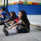 Valentina Rodas estira en su escuela de Guatemala, en julio de 2013.