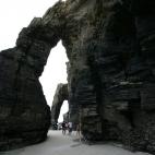 En Ribadeo (Galicia) se encuentra una playa cuya estructura monumental le ha valido un nombre más espectacular que el que tiene oficialmente, Playa de Augas Santas. La erosión del viento y el agua han modelado en pizarra y esquisto un paisaje ...