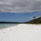 Hay una playa con un récord Guinness: Hyams Beach, en Australia, cuenta con la arena más blanca del mundo, además de estar rodeada de tres parques nacionales y de todo tipo de animales autóctonos. La zona cuenta con parajes naturales salvaje...