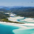Esta playa de 7 kilómetros de largo se encuentra en la isla Whitsunday, a dos kilómetros del continente australiano. También tiene arenas muy blancas, pero es rara por otras razones. Para empezar, sus granos de arena son los más pequeños d...