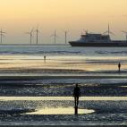 Esta playa siempre está poblada. Pero no por gente, sino por 100 estatuas de hierro de tamaño humano. Another Place es el título de esta obra de arte, permanente desde 2007 por el atractivo turístico que supone. El artista, Antony Gormley, s...