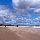 La playa más larga del mundo se encuentra en Bangladesh, en el golfo de Bengala, al sudeste de país. Los 125 kilómetros de playa ininterrumpida están bordeados por una cadena de colinas de tribus tradicionales, templos hinduistas y pagodas, ...