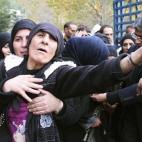 Familiares del soldado libanés Ali Mohammad, asesinado en una emboscada, lloran en su funeral. En el ataque, varios hombres armados dispararon y mataron al menos a seis miembros del ejército libanés cerca de la frontera siria.