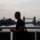 Un hombre pasea este lunes por Londres.