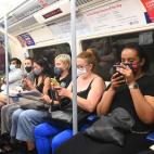 En el metro. aún hay recelos a quitarse la mascarilla.