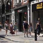 Gente en Londres, en la calle, sin mascarilla.