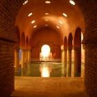 Granada es siempre un destino acertado. Una de las ciudades más bellas de España, que además esconde entre sus callejuelas, el vibrante ambiente universitario, la fama de sus tapas, y monumentos y barrios sin igual. No debes dejar de visitar...