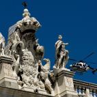 Un helicóptero de la Policía Nacional, que forma parte del dispositivo de seguridad que blinda Madrid ante la proclamación del rey Felipe VI, sobrevuela el Palacio Real.