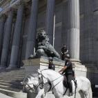 Según los vecinos, los miembros del Cuerpo Nacional de Policía se personan en el lugar y piden la identificación y fecha de nacimiento de todos los presentes, ya sean viviendas particulares u oficinas de trabajo.