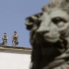 Miembros del Grupo de Operaciones Especiales (GEO) vigilan desde la azotea del Congreso de los Diputados.