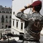 Un miembro del los GEO vigila desde la azotea del Congreso.