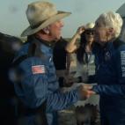 Jeff Bezos celebra su 'hito' junto a su compa&ntilde;era Wally Funk, pionera de la aeron&aacute;utica, de 82 a&ntilde;os