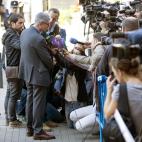 El director de El País atiende a los medios de comunicación.