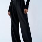 Pantalón 'baggy' de pinzas, de Zara