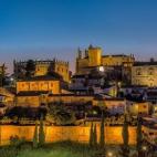 Ir a Cáceres es como viajar en el tiempo y vivir varias épocas en una misma ciudad. Restos romanos, barrocos, mudéjares, renacentistas… Si uno pasea por las calles de la ciudad extremeña entiende que esta ciudad tiene bien merecido estar d...