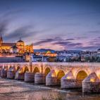 Córdoba es un verdadero espectáculo de ciudad. Tiene tantos años… y se conserva mucho mejor que ciudades mucho más modernas. La fundó en el siglo II a. C. un cónsul romano y ahí sigue, con su mezquita, sus preciosos patios de flores, la...