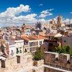 Tarraco es un lugar clave de la historia romana, pues fue la ciudad militar más importante del Imperio fuera de Roma. Su conjunto arqueológico lo forman las murallas, el recinto de culto imperial, el foro, el circo, el teatro romano, el anfite...