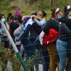 Familiares lloran en una de las cárceles de Cuenca.