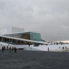 Oslo es la ciudad más grande de Noruega y el centro económico del país. A pesar de ser uno de los lugares más caros del mundo, permite a sus visitantes disfrutar de múltiples zonas verdes y de largos paseos a través de sus modernas calles,...
