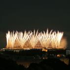 Imagen del exterior de los fuegos artificiales durante la ceremonia de apertura de los JJOO.